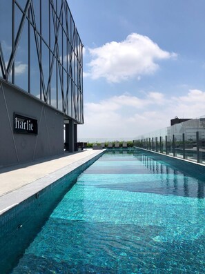 Piscina coberta (horari: 08:00-18:00) i gandules 