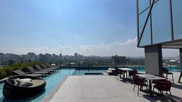 Alberca techada, acceso de 08:00 a 18:00, y camastros