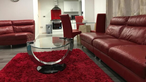 A modern living room with leather sofas, a glass coffee table, and a red shag rug. - 2 Bed-1 Bath-sleeps 4-parking-pets (High Wycombe)