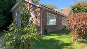 A single-story brick house with a small front yard, a wooden bench, and a tree. - 2 Bed-1 Bath-sleeps 4-parking-pets (High Wycombe)