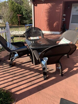 Outdoor dining - Seamless Business Stays: Elevate Your Corporate Experience at 606 Lantana Street (Panama City Beach)