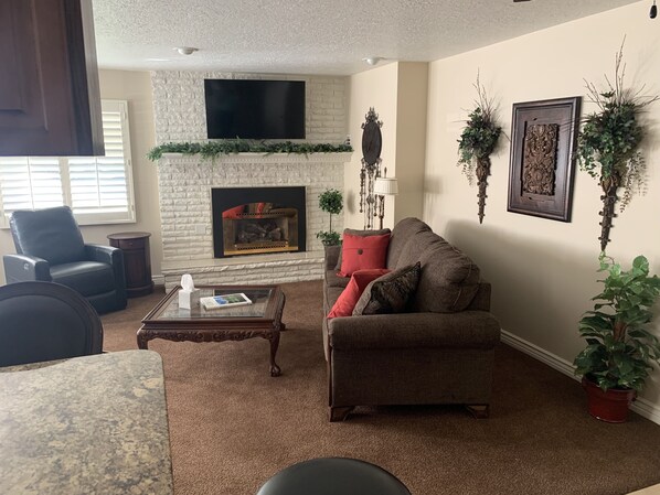 Smart TV, fireplace - Cozy, relaxing warm traditional style home. (Twin Falls)