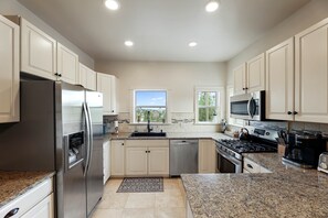 Fridge, microwave, oven, stovetop - Granite Pines Chalet (Prescott)