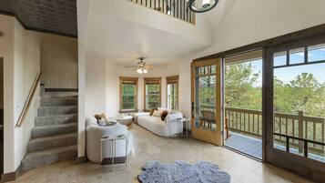 スマートテレビ、暖炉、ステレオ