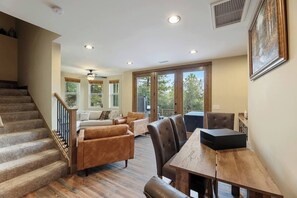 スマートテレビ、暖炉、ステレオ