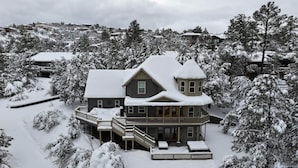 Une grande maison à deux étages, dotée d’un balcon et d’une véranda.