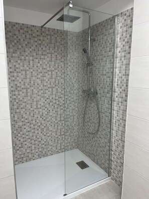 Dusche, Haartrockner, Handtücher