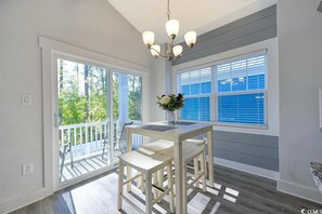 Dining - Beautiful new home, 3 Bed 2.5 bath, 4min walk to beach (Myrtle Beach)