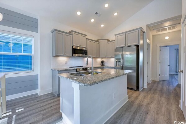 Fridge, microwave, oven, stovetop - Beautiful new home, 3 Bed 2.5 bath, 4min walk to beach (Myrtle Beach)