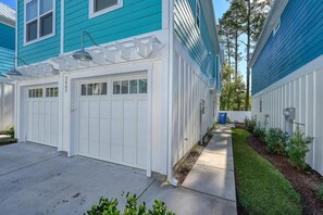 Exterior - Beautiful new home, 3 Bed 2.5 bath, 4min walk to beach (Myrtle Beach)