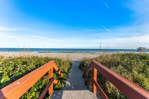 Na praia, espreguiçadeiras, toalhas de praia