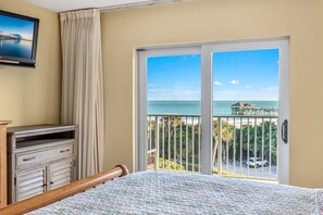 2 quartos, escrivaninha, ferros/tábuas de passar roupa, berço de viagem