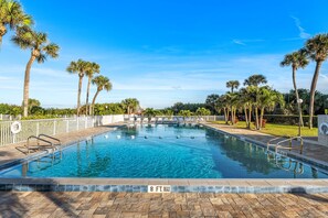 Una piscina al aire libre, una piscina climatizada