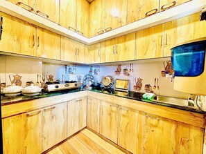 Private kitchen - Vaaranya- The Woodhouse! A cozy 1BHK flat with home like experience (Varanasi)
