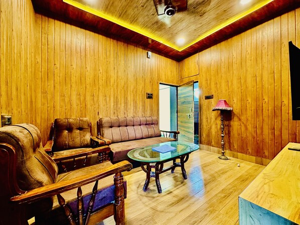 Living area - Vaaranya- The Woodhouse! A cozy 1BHK flat with home like experience (Varanasi)