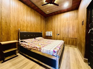 1 bedroom, iron/ironing board, WiFi, bed sheets - Vaaranya- The Woodhouse! A cozy 1BHK flat with home like experience (Varanasi)