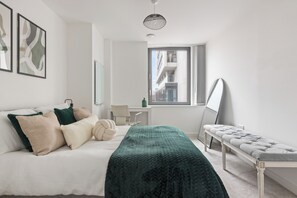 2 soverom, skrivebord, strykejern/-brett og wi-fi (inkludert)