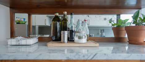 Kühlschrank, Geschirrspüler, Toaster, Kochgeschirr/Geschirr/Besteck