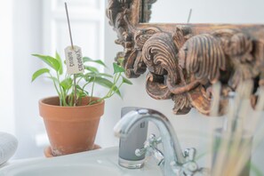 Chuveiro, secador de cabelo, bidê, toalhas de banho