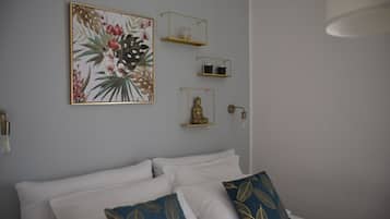 Decoración personalizada, muebles diferentes, escritorio y wifi gratis