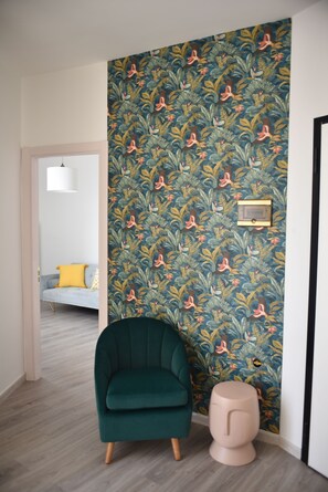 Exclusive-huoneisto | Oleskelualue | 43–tuumainen äly-TV, jossa digitaalikanavat