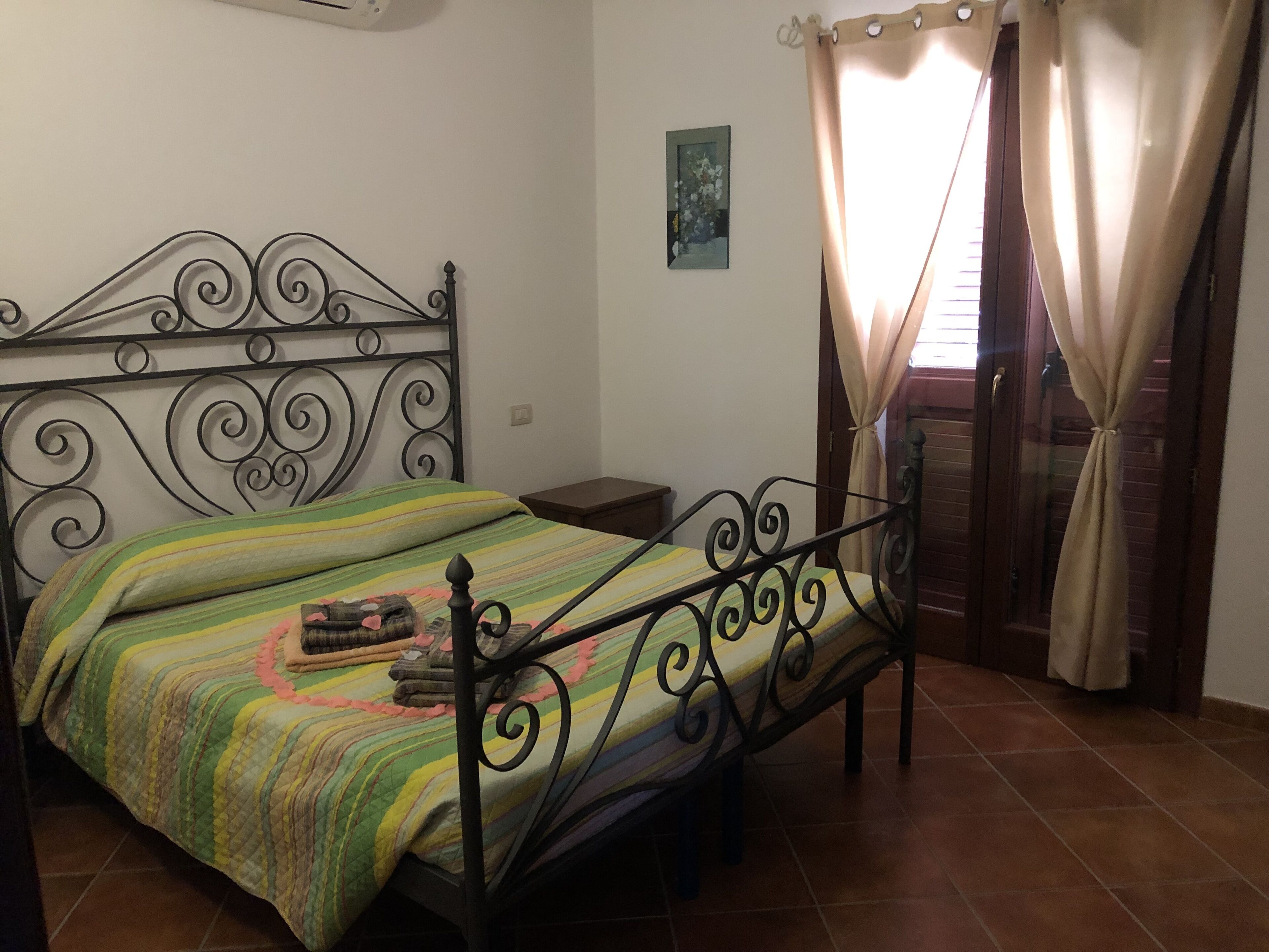 3 quartos, berço de viagem, Wi-Fi de cortesia, roupa de cama