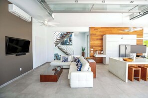 TV, offices - Beachside Villa, Amazing Views, Hotel Amenities v5 (Providenciales)