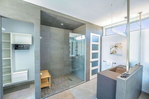 Douche, sèche-cheveux, serviettes fournies