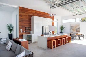 Televisie, boeken, een stereo en een kantoor