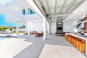 Outdoor dining - 2bdr Beachside Vacation Villa, Hotel Amenities v6 (Providenciales)