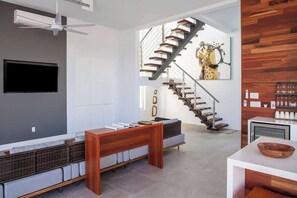 TV, stereoanlegg og kontorer