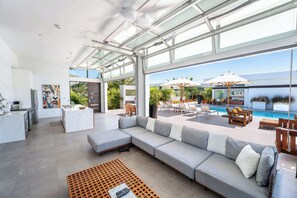 屋外ダイニングエリア