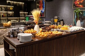 Daily buffet breakfast for a fee - Iconyc Charlie Ibirapuera Hotel (São Paulo)