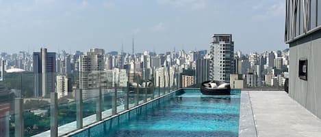 Piscine couverte, accÚs possible de 09 h 00 à 22 h 00, chaises longues