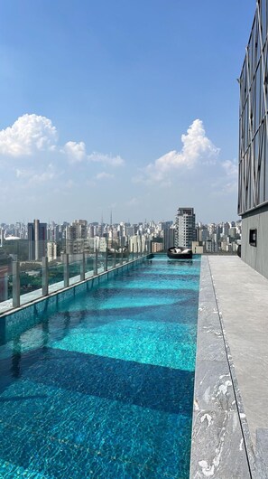 Una piscina cubierta (de 09:00 a 22:00), tumbonas