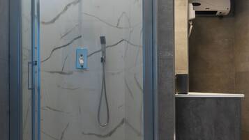 Doccia, asciugacapelli, bidet, asciugamani