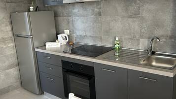 Frigorifero, microonde, forno, piano cottura