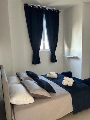 1 chambre, fer et planche à repasser, lit de bébé portatif