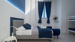Ein modernes Schlafzimmer mit Bett, Nachttisch und einem Fenster mit Vorhängen.