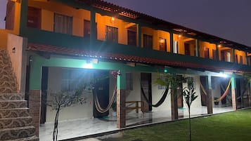 Fachada da propriedade à noite