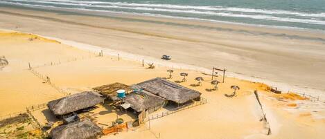 Una playa cerca, arena blanca, 5 bares en la playa