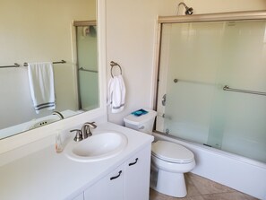Baignoire Ă jets, sĂšche-cheveux, serviettes fournies, savon
