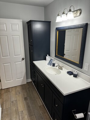 Sèche-cheveux, serviettes fournies, savon, shampoing