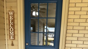 A blue door with a welcome sign and a doormat. - Cozy Southern Charm in Houma (Houma)