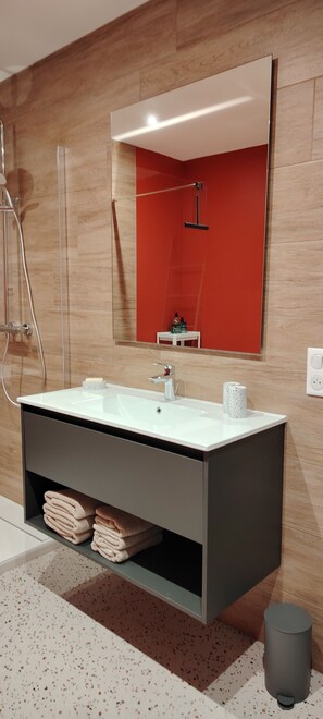 Douche, sèche-cheveux, serviettes fournies, savon