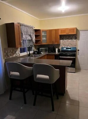 Kjøleskap, mikrobølgeovn, ovn og kokeplater