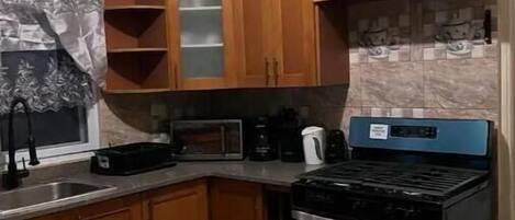 Een koelkast, een magnetron, een oven, een kookplaat