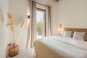 A bedroom with a bed, a nightstand, a lamp, and a window with curtains. - Pendolino Apartment, Pool, Nature, View, Montaione (Montaione)