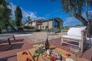 Outdoor dining - Pendolino Apartment, Pool, Nature, View, Montaione (Montaione)