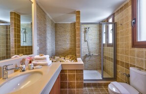 Doccia, asciugacapelli, asciugamani, sapone